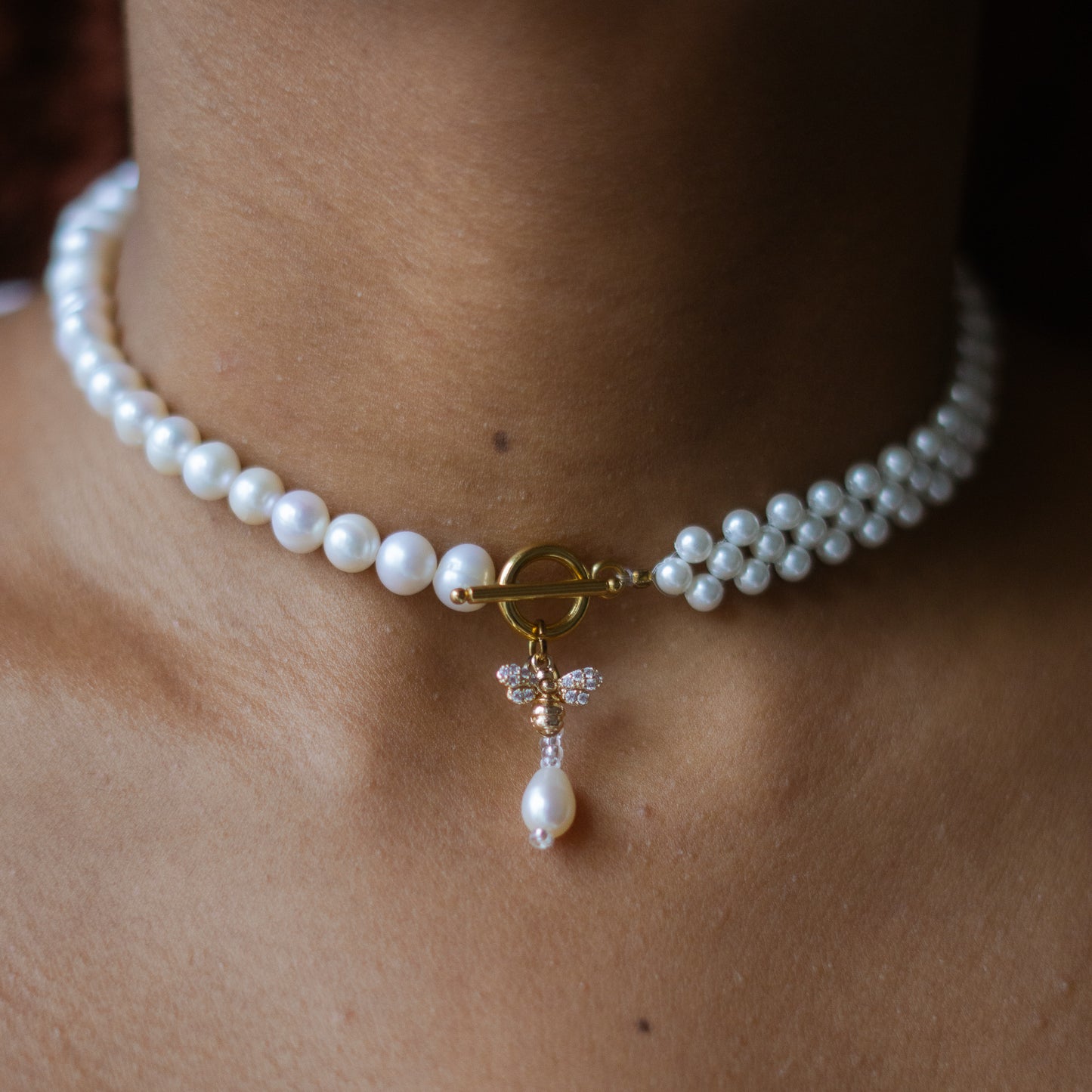 Collier de perle avec pendentif abeille 