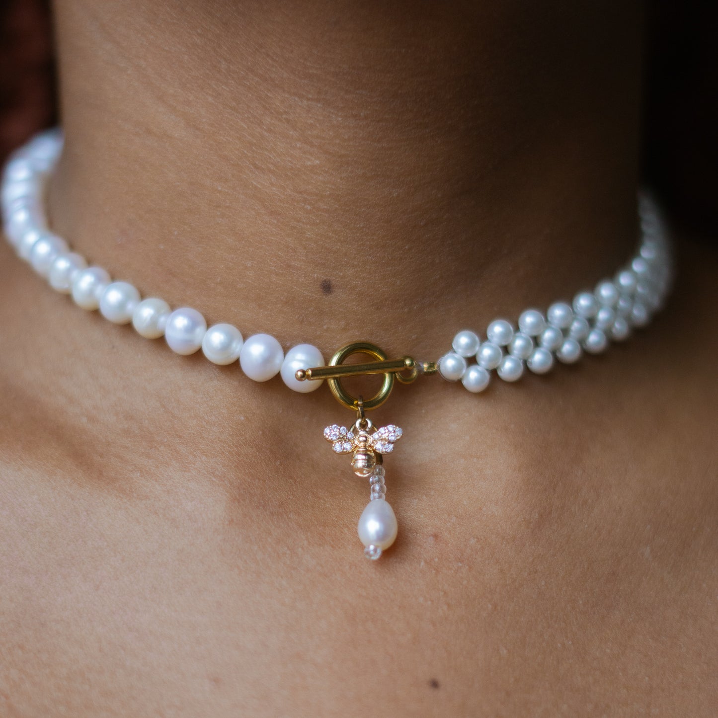 Collier de perle avec pendentif abeille 